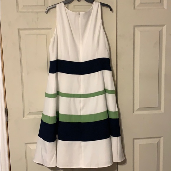 Women’s Dress - Picture 3 of 4